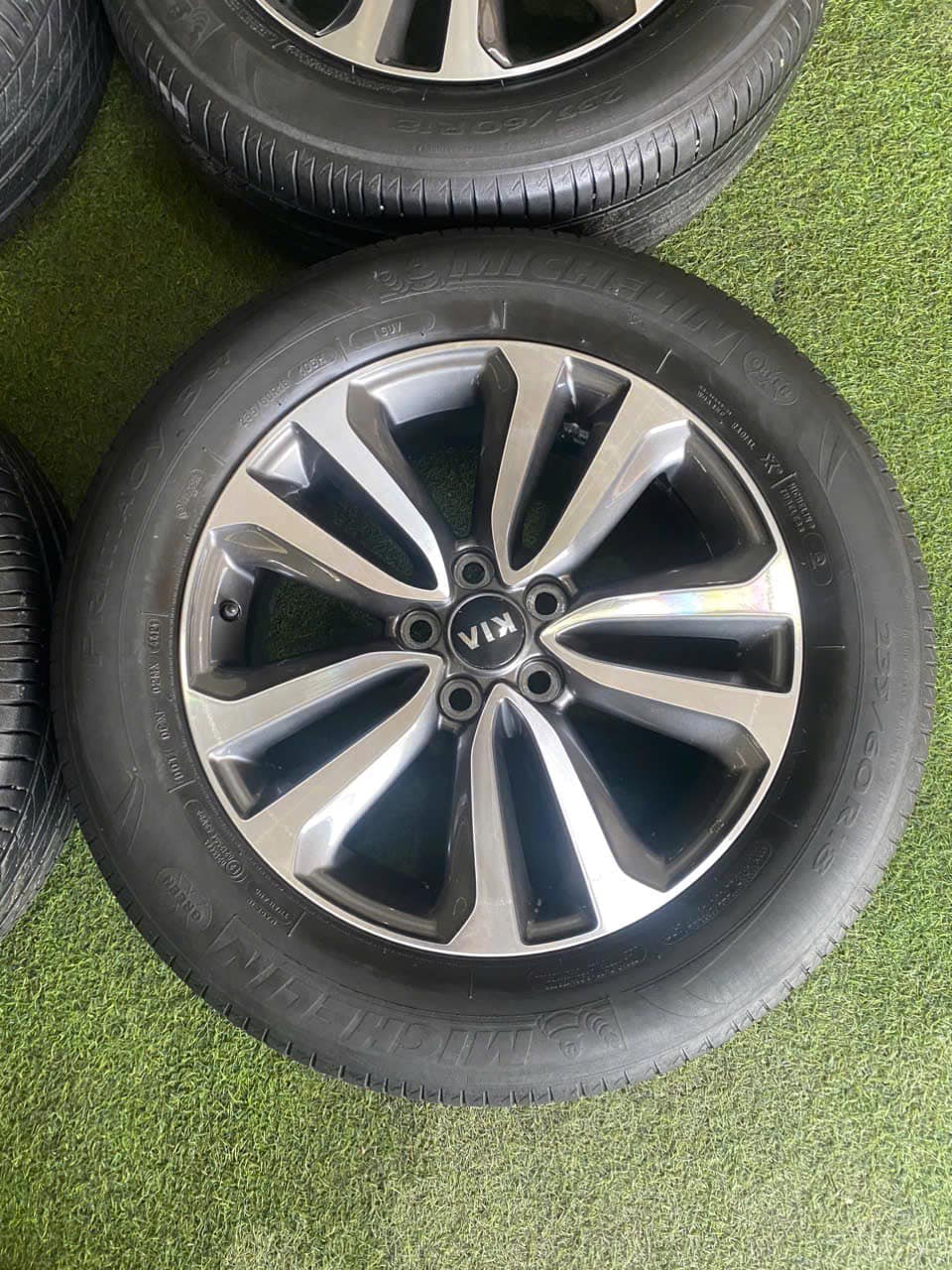 Mâm Kia Sedona lắp lốp 235/60R18