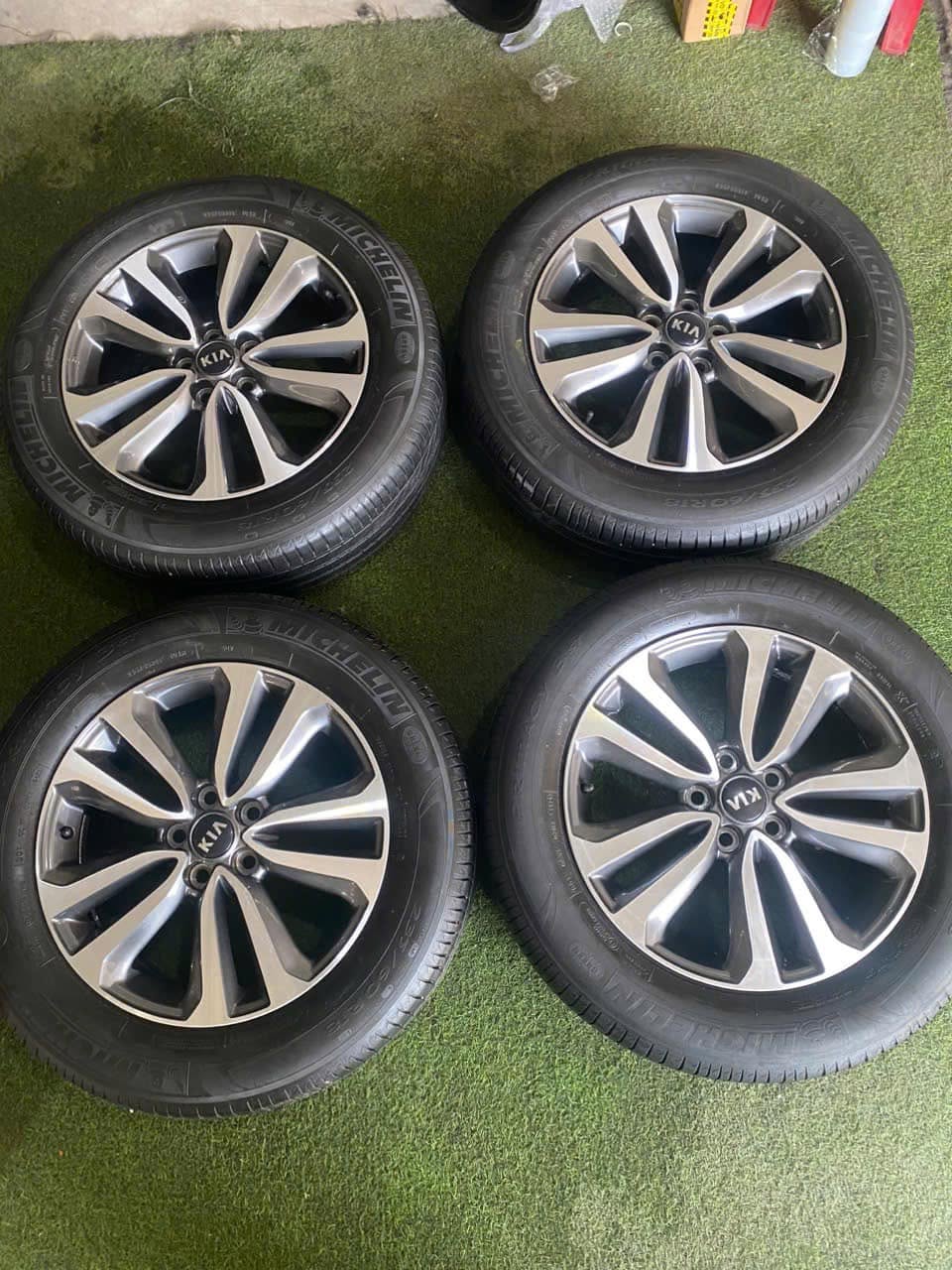 Mâm Kia Sedona lắp lốp 235/60R18