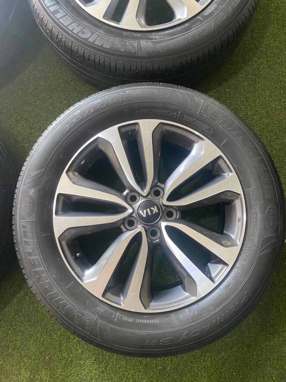 Mâm Kia Sedona lắp lốp 235/60R18