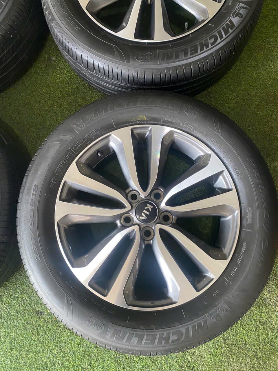 Mâm Kia Sedona lắp lốp 235/60R18
