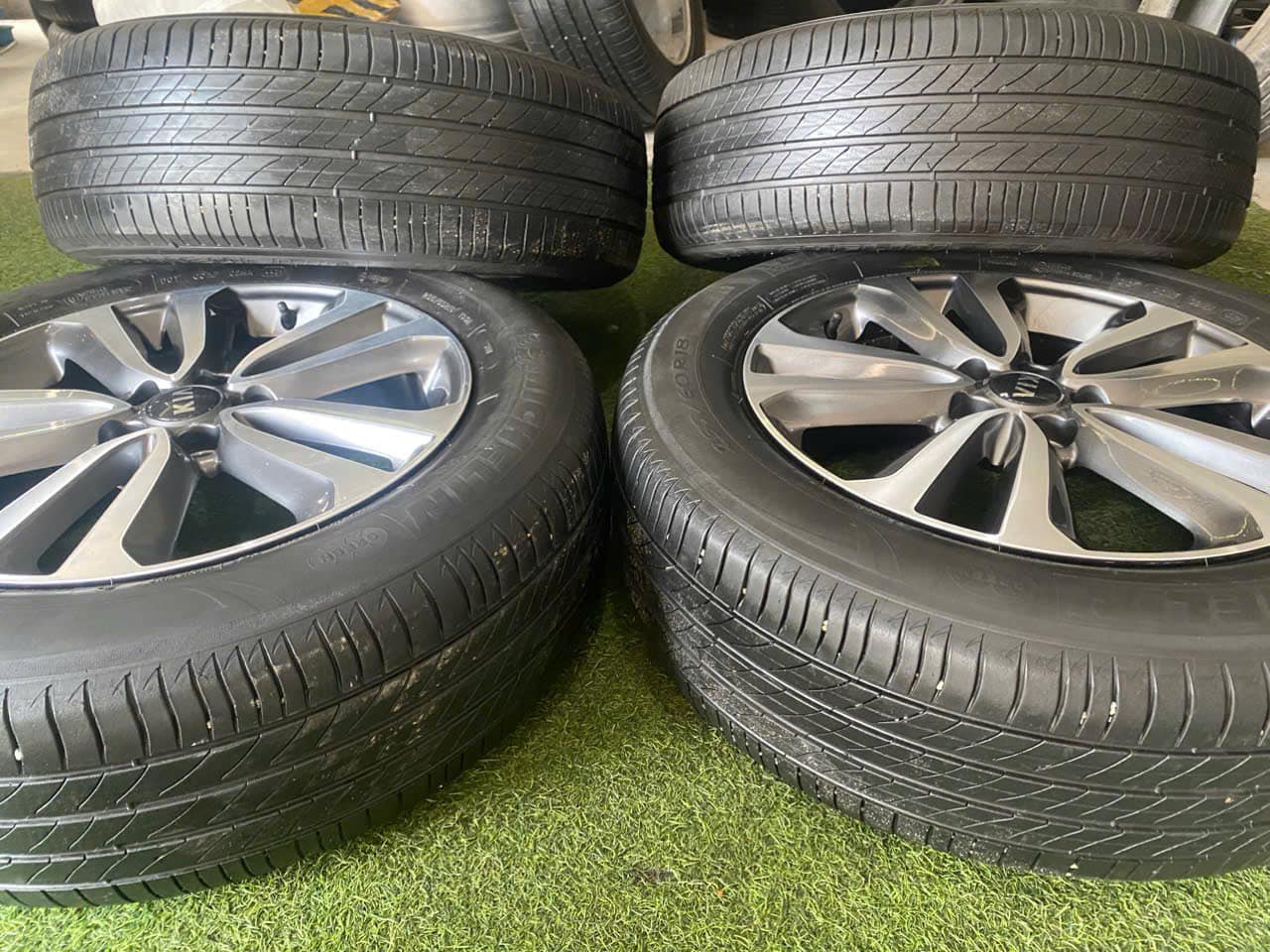 Mâm Kia Sedona lắp lốp 235/60R18