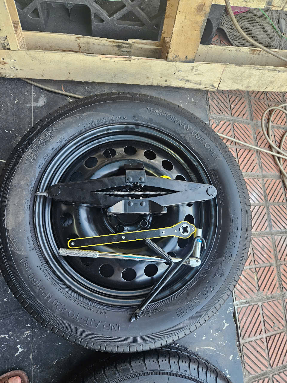 Mâm lốp dự phòng Vinfast VF8S, VF8 Lux và VF8 Lux Plus để vừa cốp