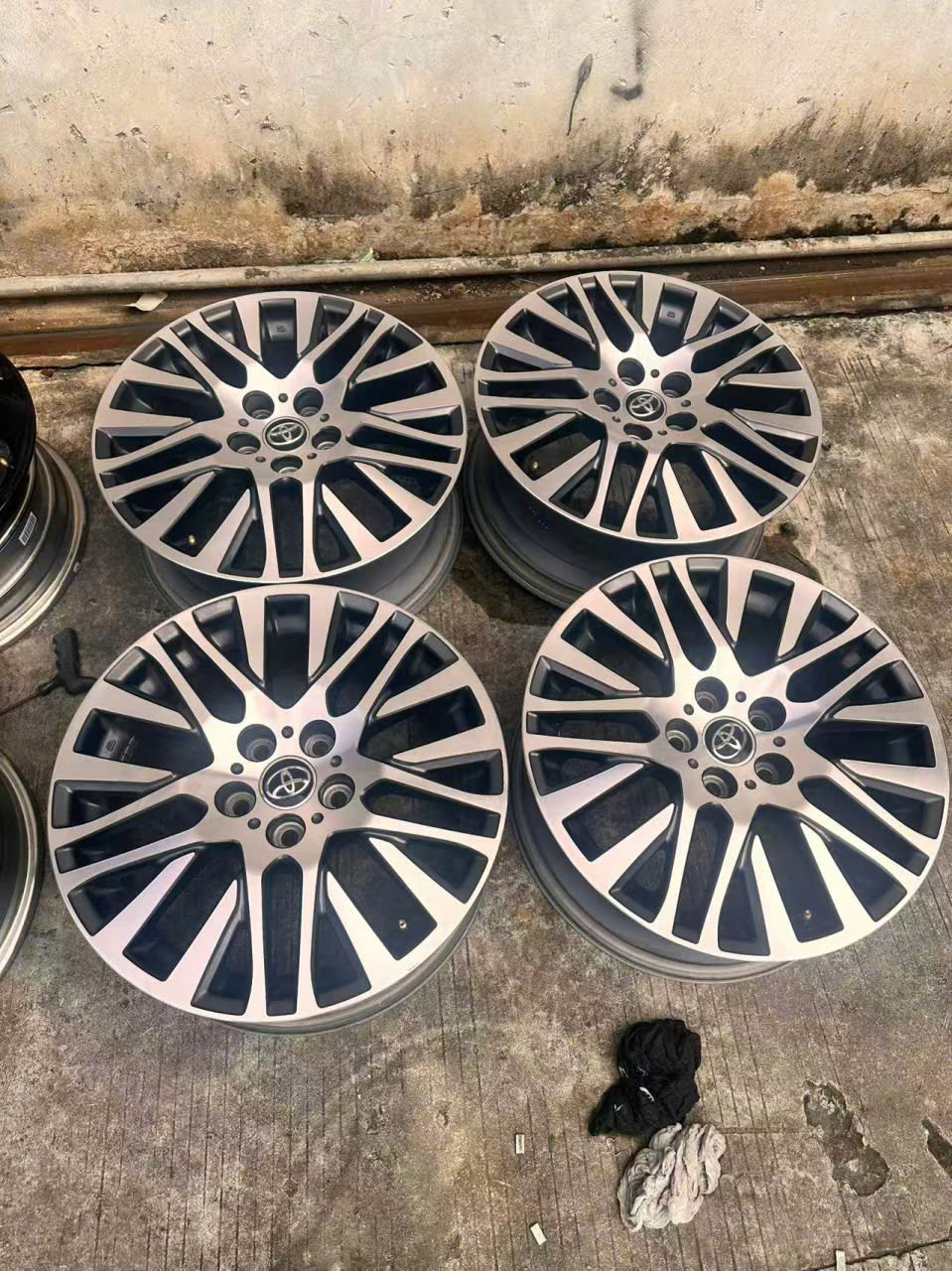 Mẫu mâm lazang theo xe 18 inch lắp Vinfast Limo Green