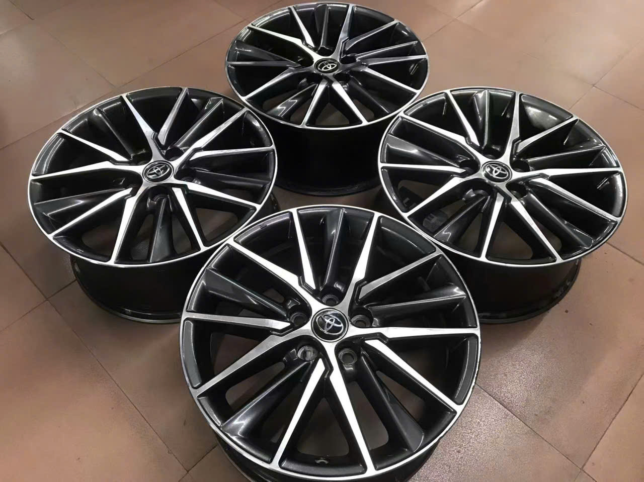 Mẫu mâm lazang theo xe 18 inch lắp Vinfast Limo Green