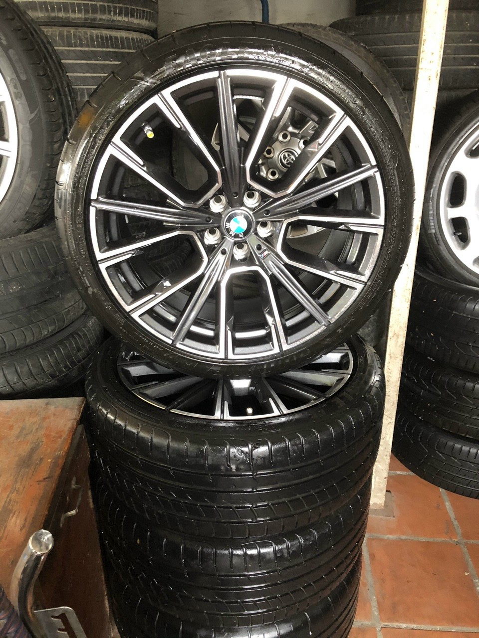 Bộ mâm lazang BMW 730i 2020 lắp lốp 245/40R20, 275/35R20