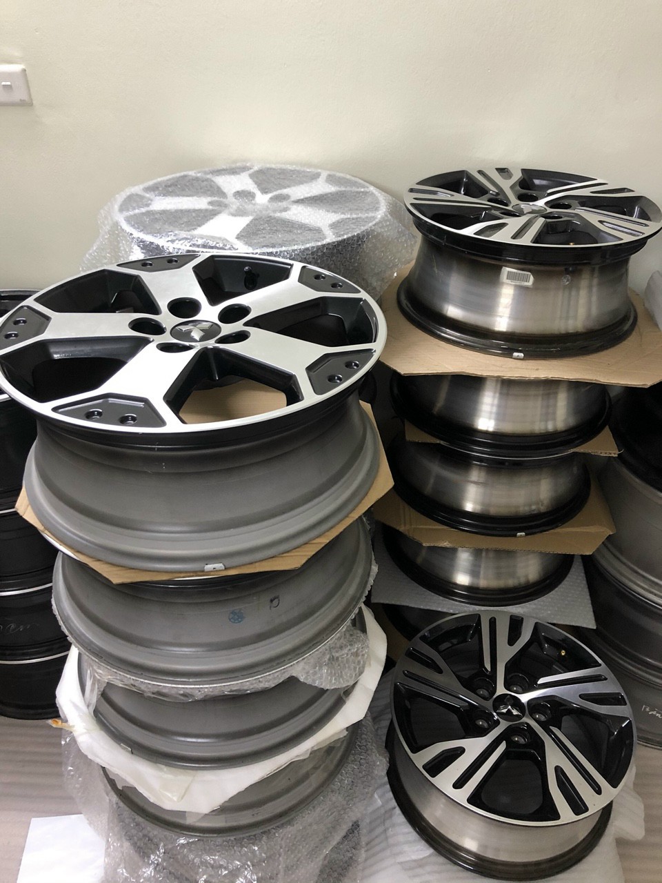 Bộ mâm lazang Mitsubishi Xpander 16 inch  lắp lốp 205/55R16